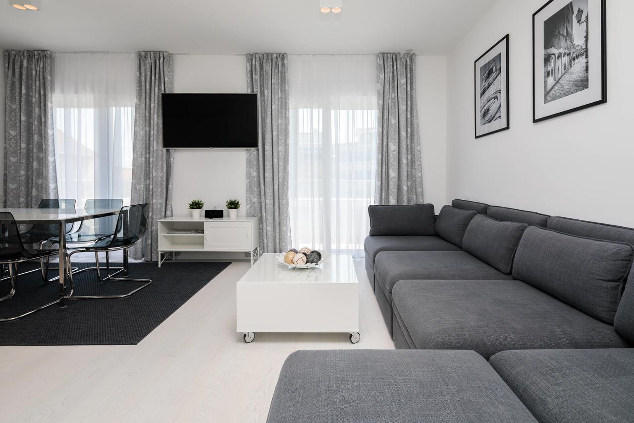 S Luxury Apartment *